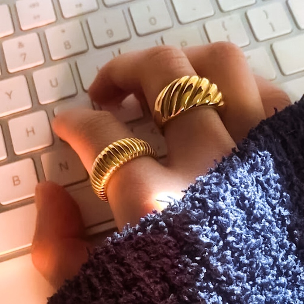 ⚜️𝟯𝟬%𝗢𝗙𝗙 𝗯𝘂𝗻𝗱𝗹𝗲𝘀 𝟯+⚜️ NEW Gold Textured Adjustable Dome Ring - Picture 9 of 12